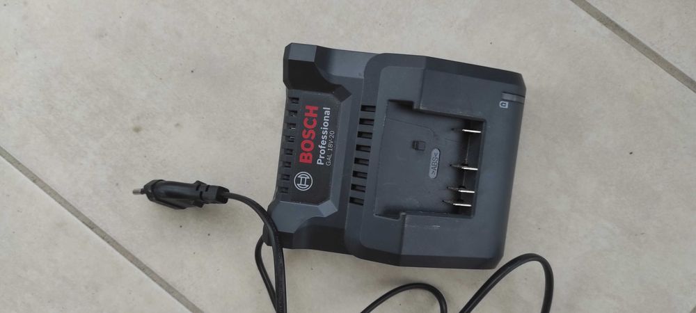 Vând încărcător Bosch 18 V