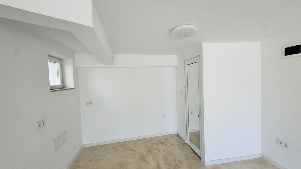 Отдава под наем помещение със статут гараж 29,5 м.кв. София Прощад Папа Йоан Павел II N 3