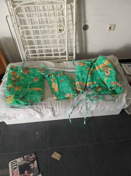 Детска кошара в отлично състояние ,  в комплект с нов спален комплект.