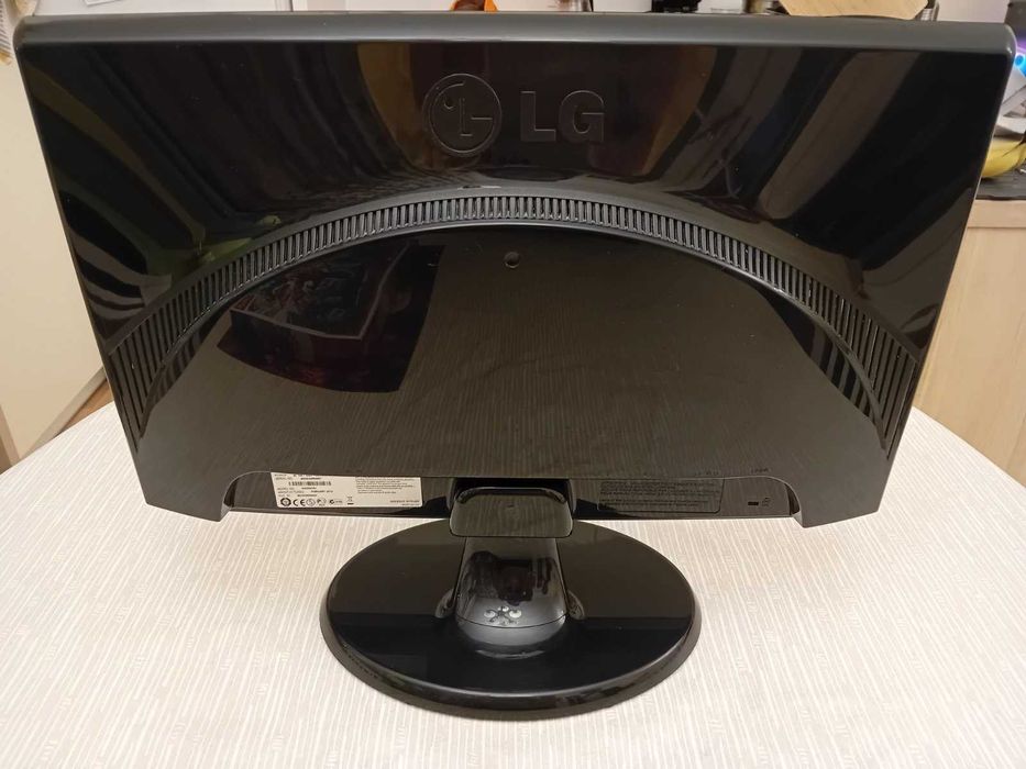 Монитор LG, размер на екрана между 23 и 24.9 инча
