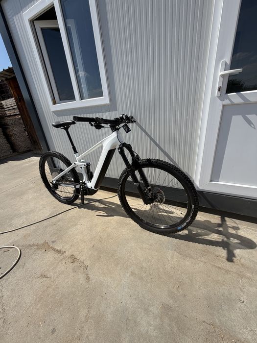 Bicicleta electrica cube  ONE44 EXC 800 METALLICWHITE BLACK 2025