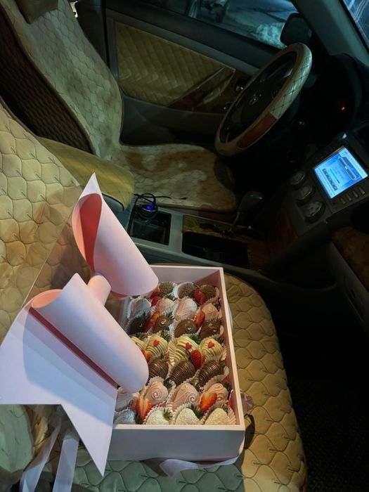 Букет бокс клубника в шоколаде цветы