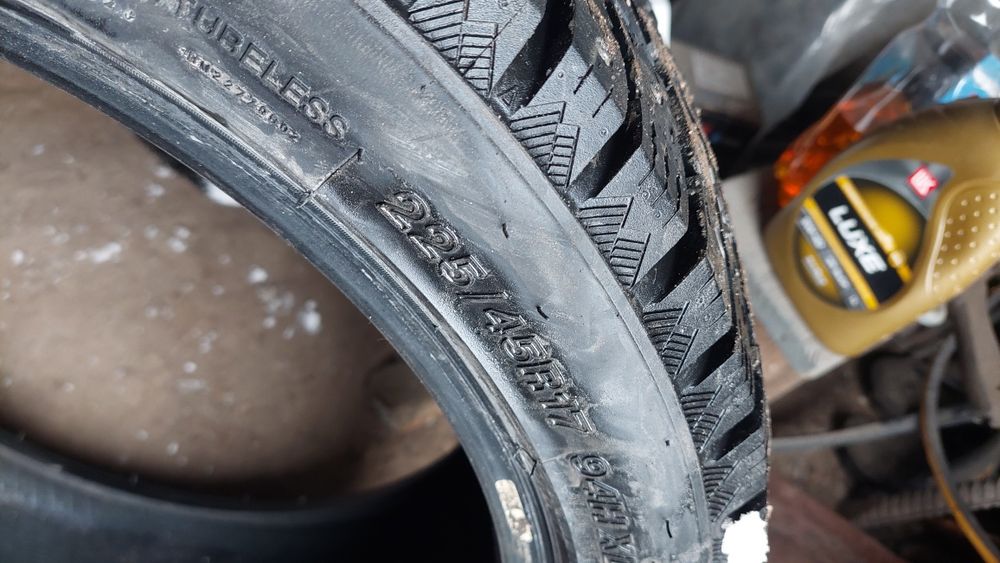 Продам два зимних баллона.