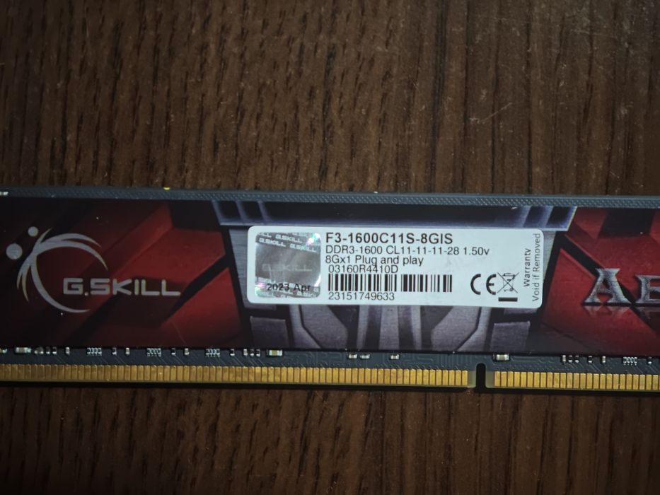 DDR3 1600 Mhz, placute de 8GB si 4GB, in total 96GB DDR3 si o placuta DDR4 2133 de 4 GB