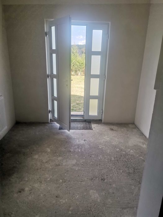 Casa de vânzare cu teren .