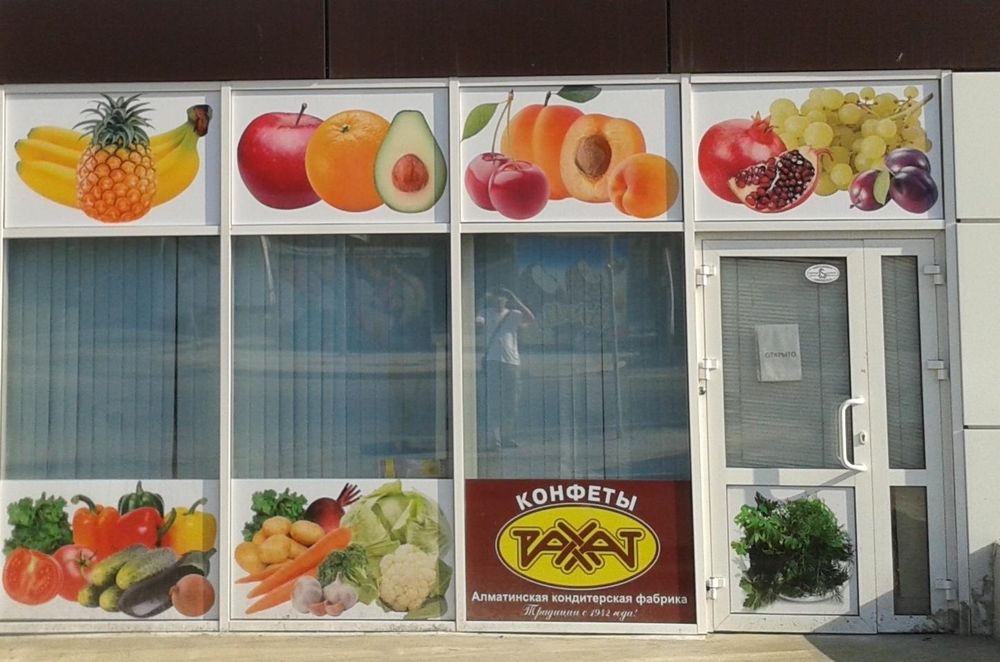 Реклама на витринах, пленки на окнах