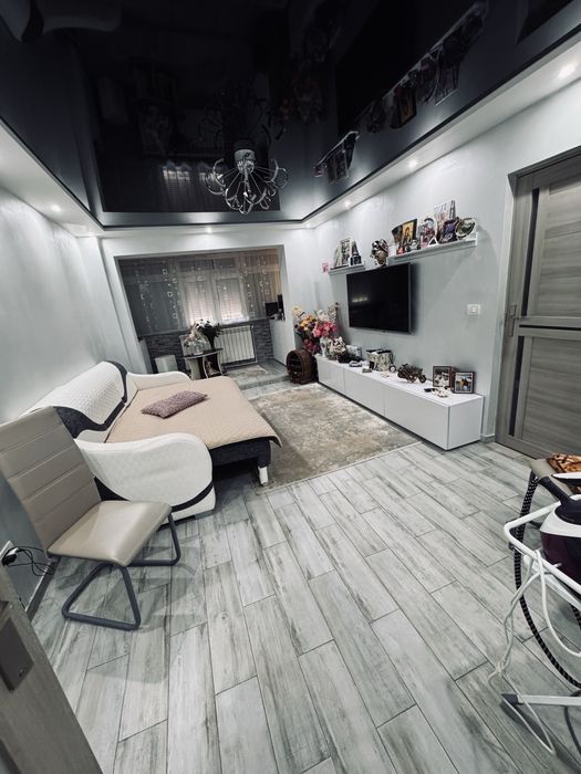 Apartament 3 camere decomandat tomis nord vis a vis de hotel Zodiac stradal vedere la bulevard parcul Tabacarie etaj3/4 156000 euro