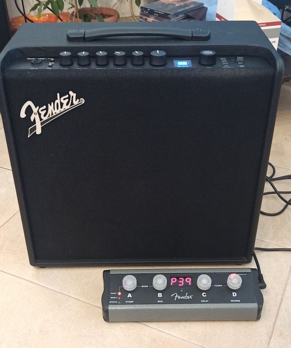 Fender Mustang LT50 моделиращ, китарен усилвател с футсуич и калъф