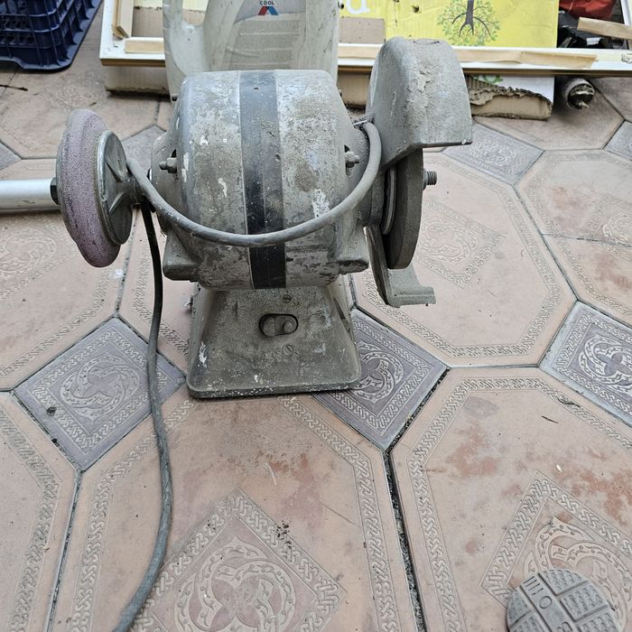 Инструменти, перфаратор рабочие, тиски слесарьние рабочие, наждак рабо