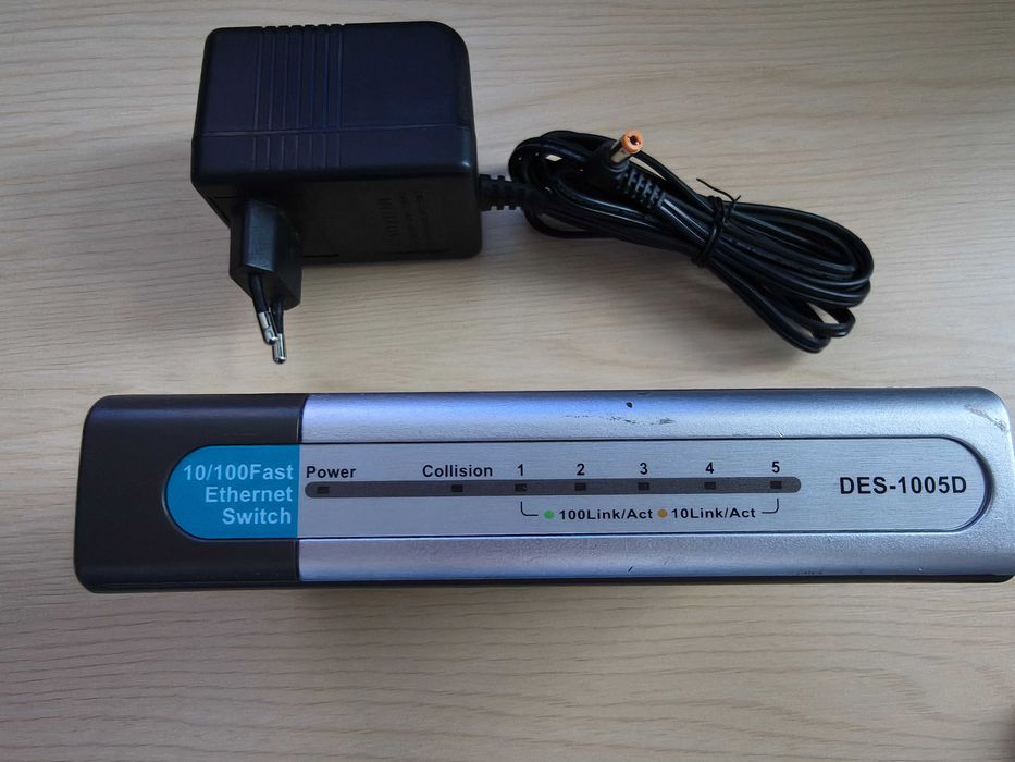 Switch D-Link DES-1005 5 porturi 10/100Mbps. Alimentator original. Impecabil!