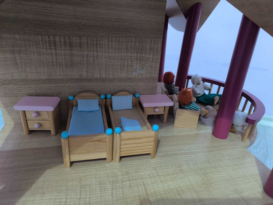 Детска дървена къща за кукли