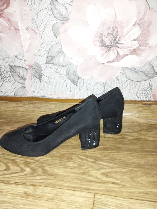 Туфли 2000 тенге.