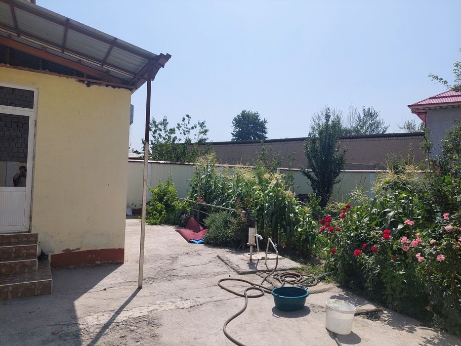 Самарканд вилояти Жомбой центрда 4 сотхли коттедж сотилади.