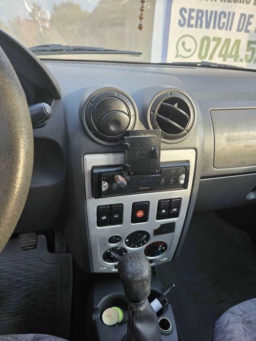 Vând Dacia Logan