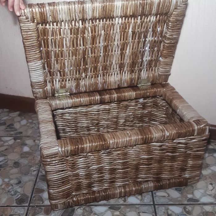 Сундук плетеный среднего размера