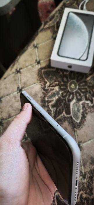 Продам iPhone XR 64  gb [белый]