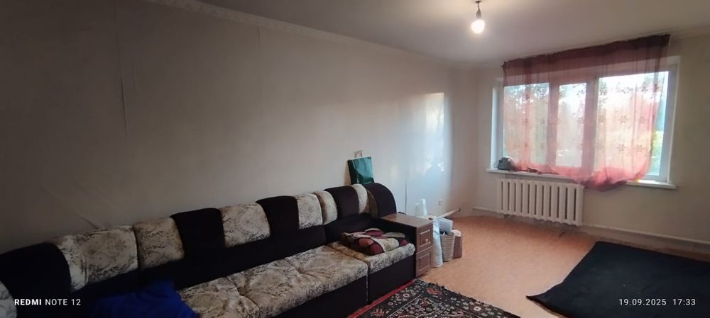 Үи сатылады 3бөлмелі гаражбен бірге