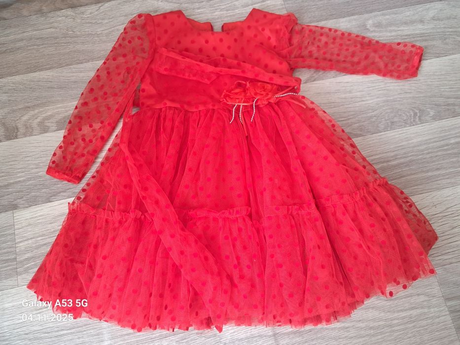 Продам платья девочковые