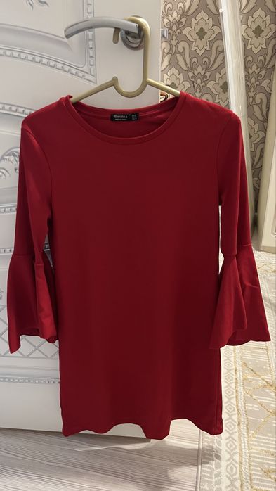 Платье красное Bershka