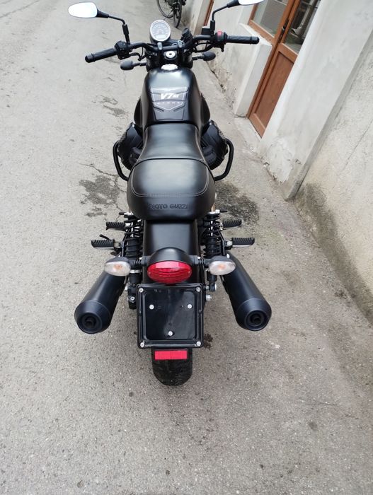 Moto guzzi v7 stone