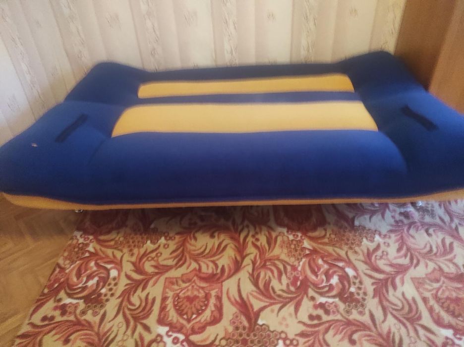 Кровать синий желтый