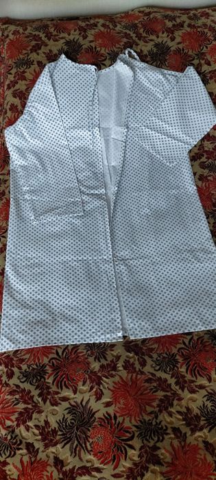 Продаются больничные рубашки.