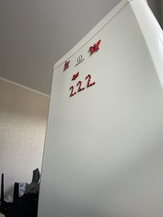 Холодильник Indesit белый