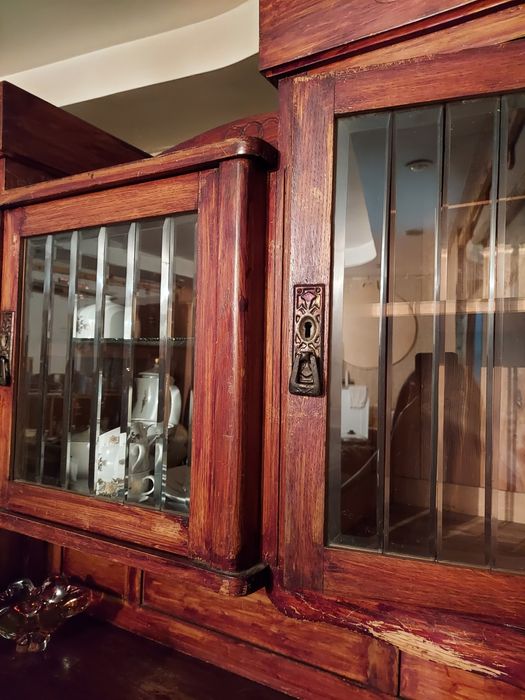 Старинный буфет или сервант