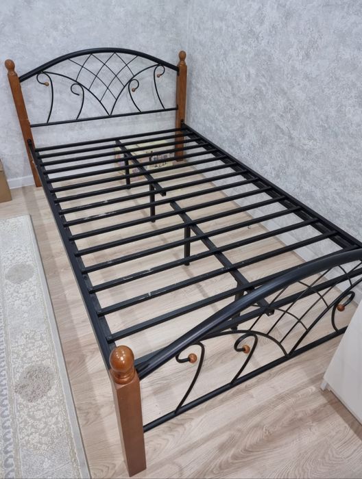 Продам кровать полуторка с матрасом