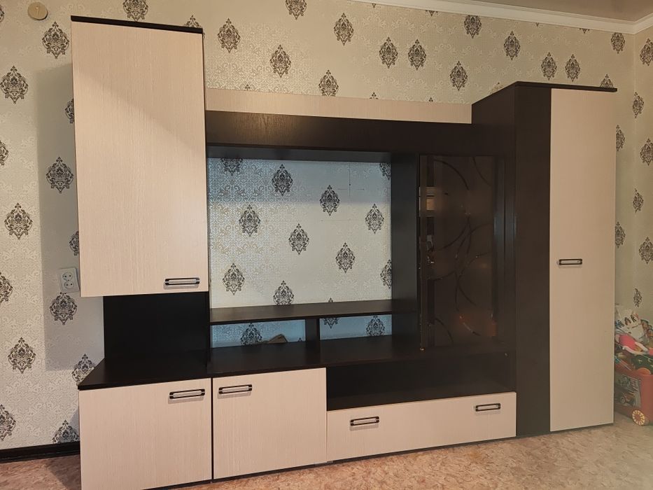 Стенка б/у в хорошем состоянии