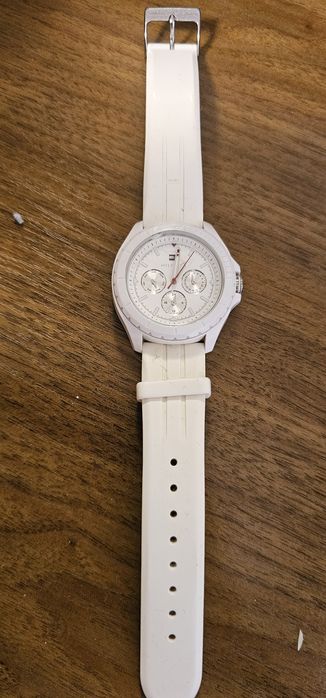 Продавам оригинален часовник Tommy Hilfiger