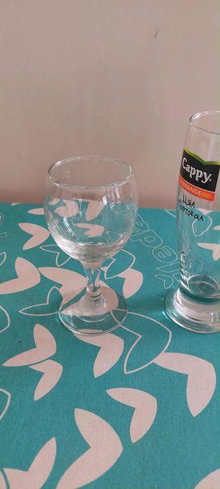 Продавам различни комплекти чаши