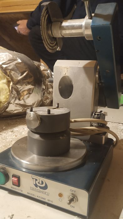 Зъботехнически апарат за рязане, сепариране гипсови пънчета и модели.