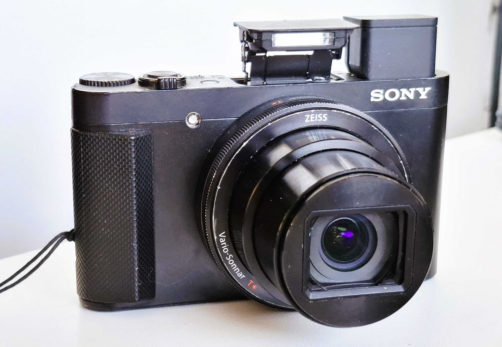 Sony Cyber-shot HX90 18.2MP, High zoom, 30x optical zoom lens, built in pop-up EVF, GPS, Wi-Fi, NFC