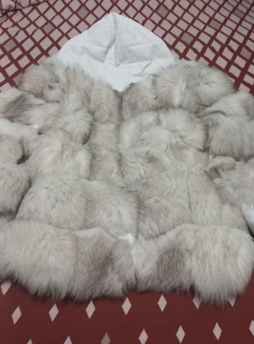 Haina blana vulpe și caciula