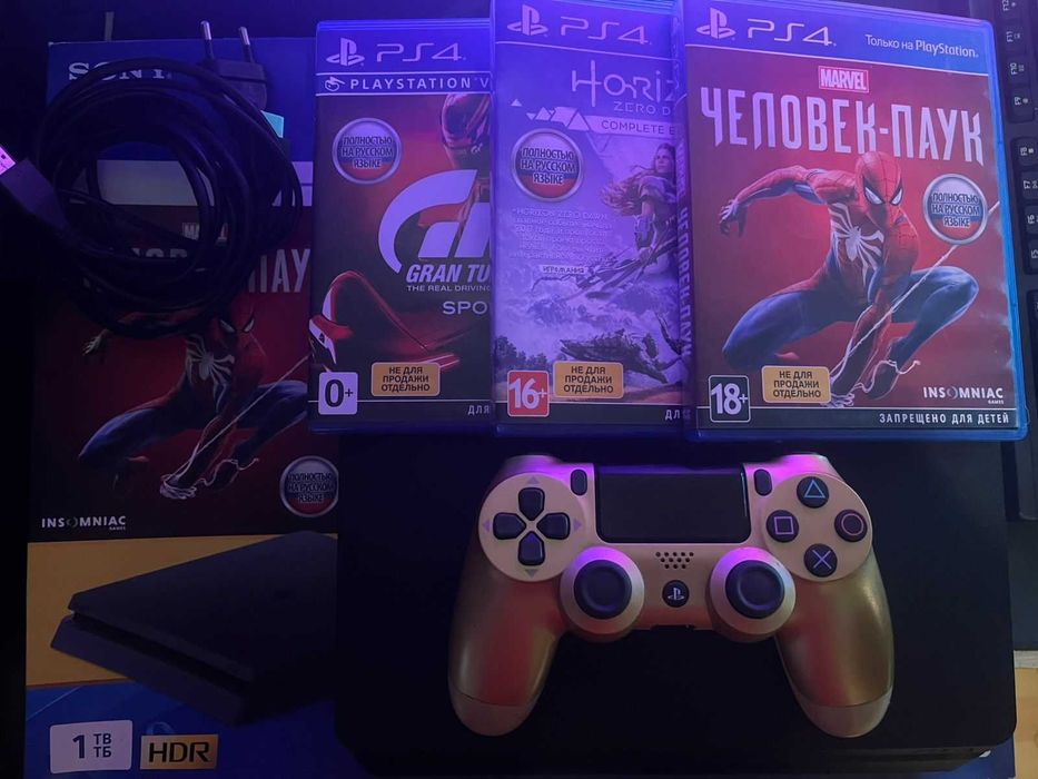 PlayStation 4 Slim + 1 геймпад