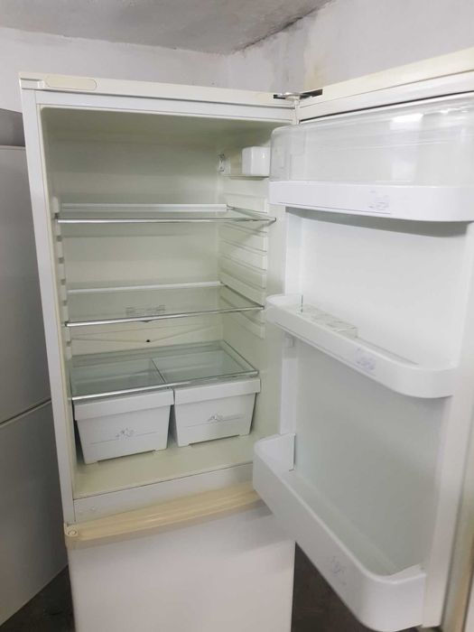 Продавам Хладилник с фризер