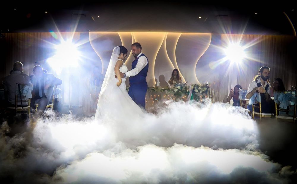 Услуги - сцена , подиум  звук осветление DJ и Др !