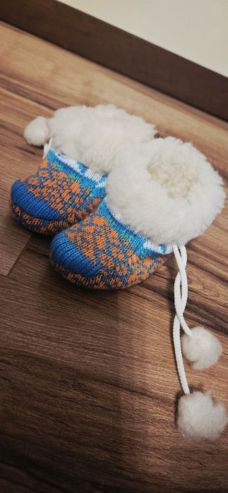 Botosi impletiti din lână cu ciucuri albi, pt bebelusi de până la 1an