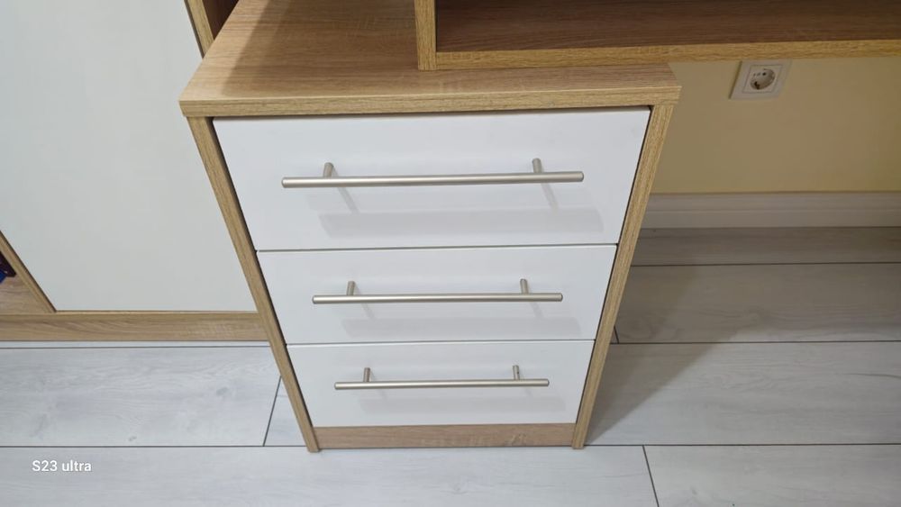 Мебель разная в хорошем и люстра