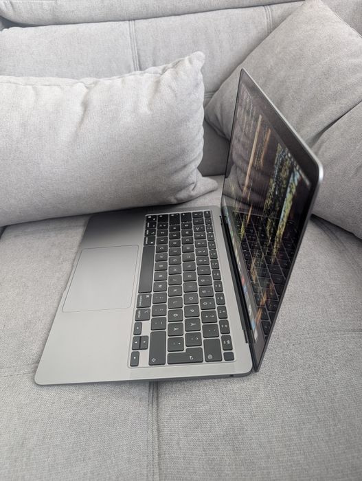 Лаптоп Macbook AIR 13 M1 2020 8GB 256GB SSD с добра батерия