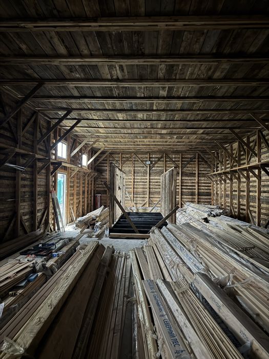 Продам участок с ангаром