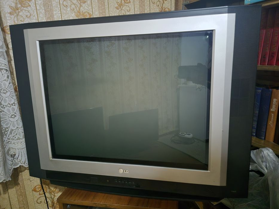 Телевизор LG Flatron с кинескопом (CRT)