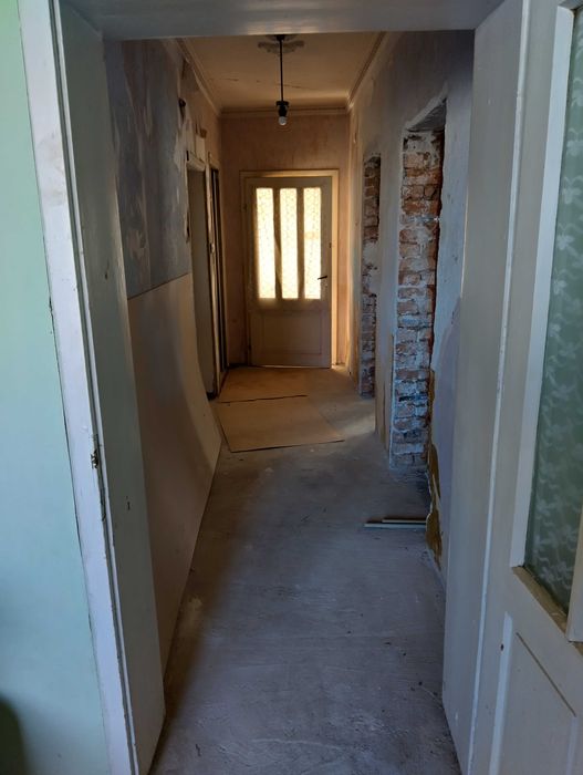 Продава тухлена къща с гараж