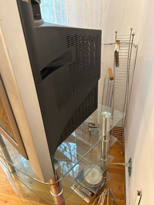 Телевизор JVC  и тумбочка