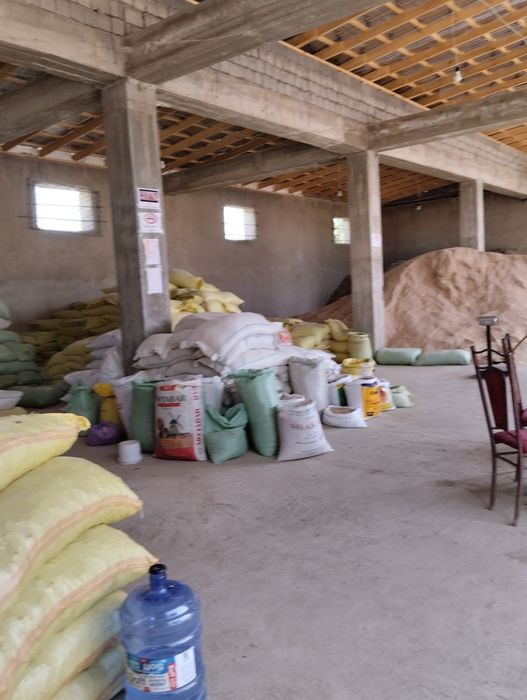 Нотурар бино сотилади