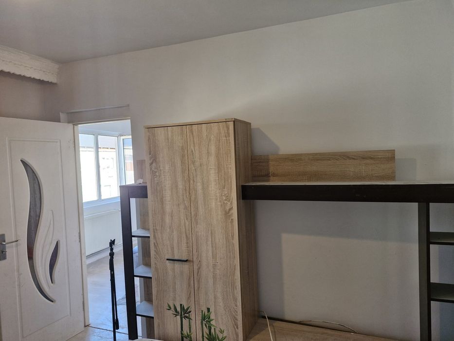 Închiriez apartament cu 2 camere