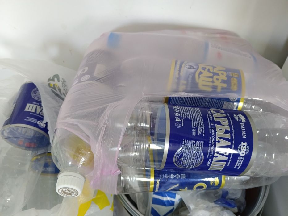 Баклашки 1,5литра от воды,чистые,