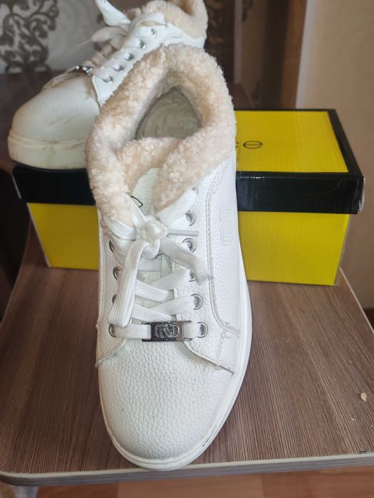 Кроссовки женсие