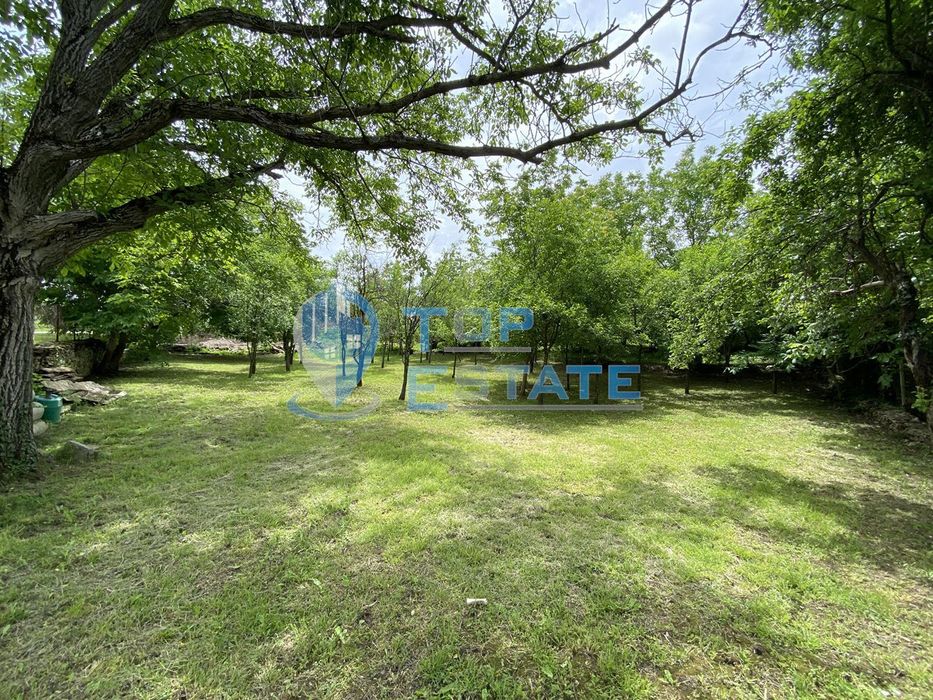 Къща с голям двор и стопански постройки в с. Косарка, област Габрово.